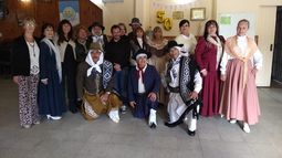 Ana María disfruta de trasmitir sus conocimientos a sus alumnos. El folklore está en buenas manos.