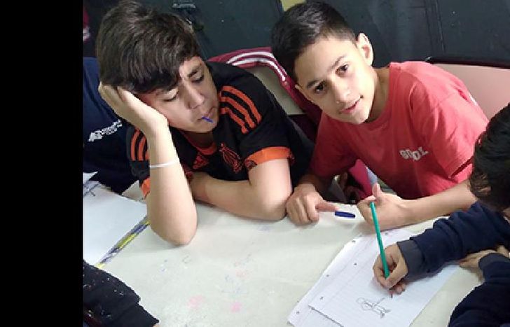 Los chicos, en pleno proceso creativo literario.