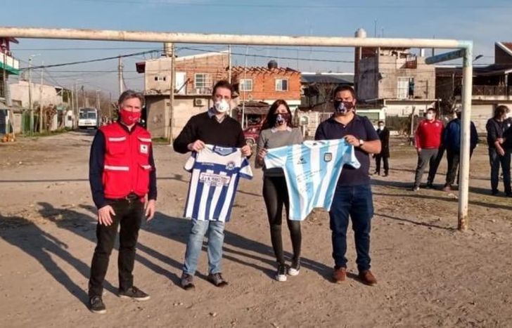 Morla el día que trajo la camiseta firmada por Diego a Fiorito.