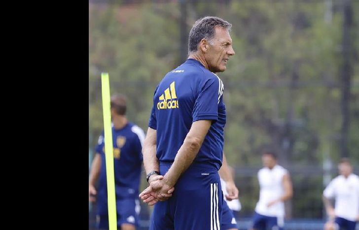 Russo y Riquelme serán los encargados de decidir si Tevez sigue en Boca.