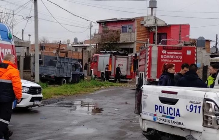 Emergencias Lomas, Defensa Civil, Bomberos y Policía trabajando en el lugar.