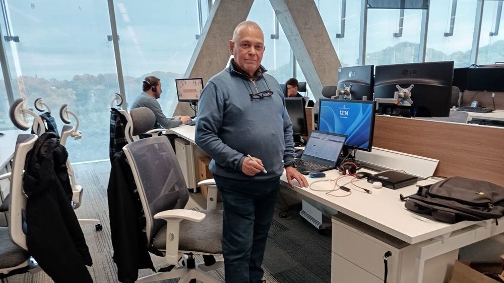 Juan Alberto se egresó en la Universidad Nacional de La Plata. Viajó allí por varios años, desde su Lomas de Zamora natal, en busca de un sueño. Juan Alberto se egresó en la Universidad Nacional de La Plata. Viajó allí por varios años, desde su Lomas de Zamora natal, en busca de un sueño.