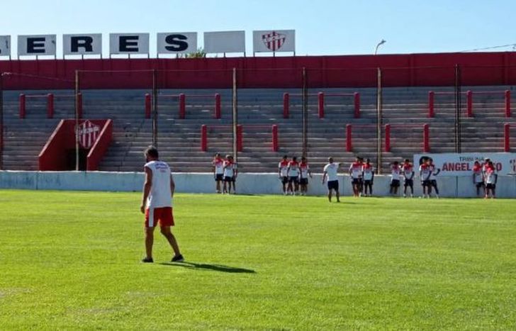 El plantel entrena en el estadio Pablo Comeli.