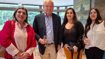 Las lomenses junto al Premio Nobel en Química.