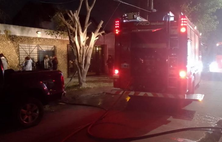 El barrio no tenía luz cuando llegaron los Bomberos de Lomas.