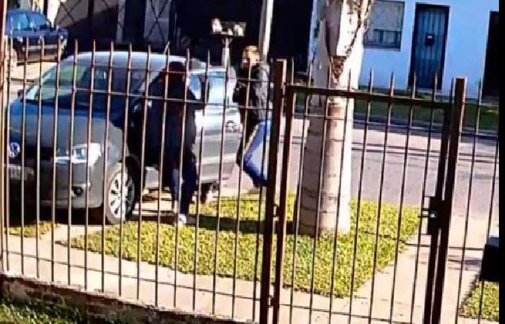 la mujer gritó para que los delincuentes bajaran a su hijo del vehículo, pero fue recién a unas cuadras que lo dejaron tirado y con heridas.