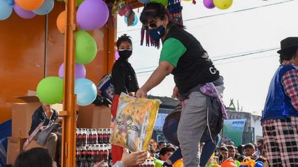 En plena entrega de juguetes.