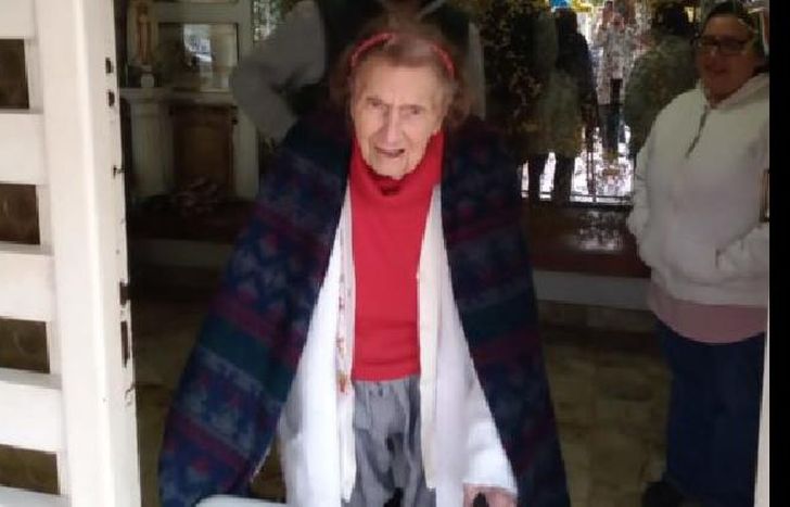 A punto de salir a la puerta de su casa para recibir a los vecinos invitados.