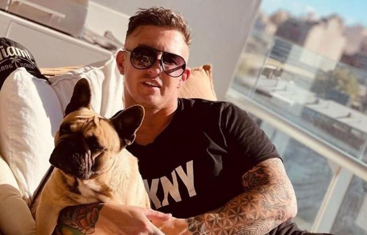 El empresario descuartizado en Budge junto a su perro.