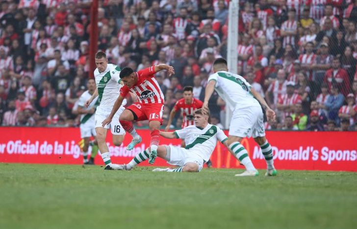 Santiago Rodríguez sortea la marca rival.