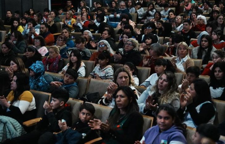 Más de 100 escuelas participaron del cierre en el Teatro del Municipio.