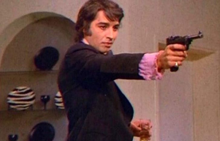 Sandro, arma en mano.