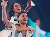 Tini y Rodrigo de Paul, en pleno festejo.