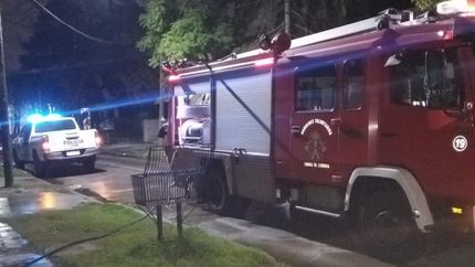 un rayo cayo en temperley y casi incendia una casa: caian bolas de fuego