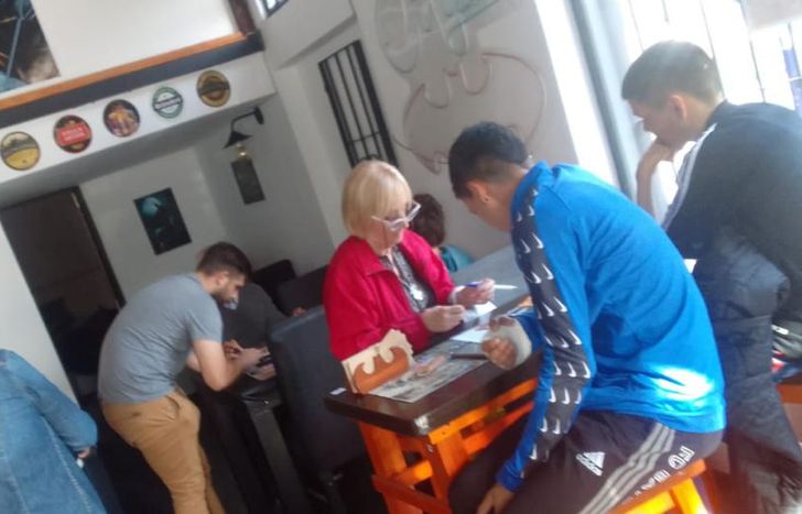 Vecinos de todas las edades se sumaron a la pasión de las figuritas.