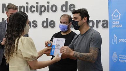 avanza la entrega de creditos para viviendas a familias de lomas