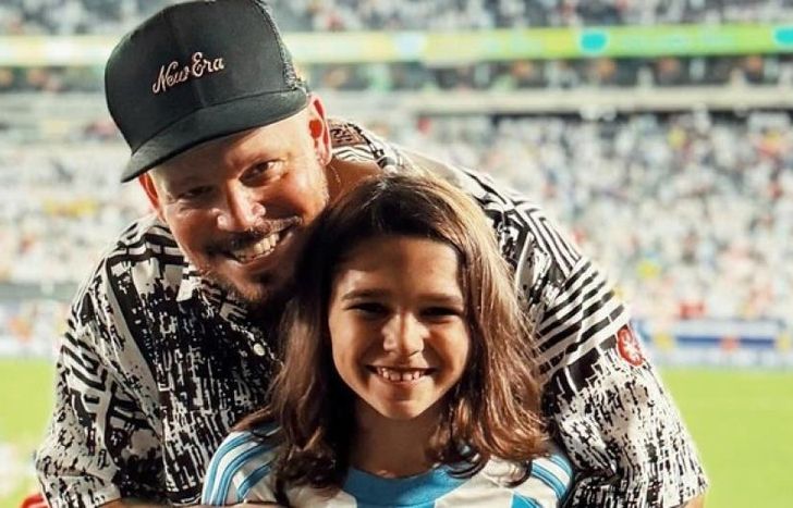 Residente y su hijo Milo.