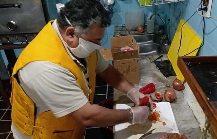 Defensa Civil preparaba la comida en el Hotel Mi Refugio.