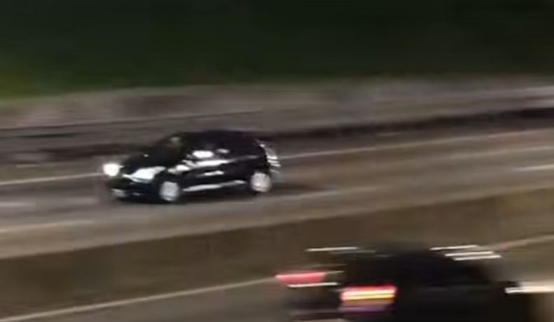 El auto en plena persecuci&oacute;n, huyendo de la Polic&iacute;a.