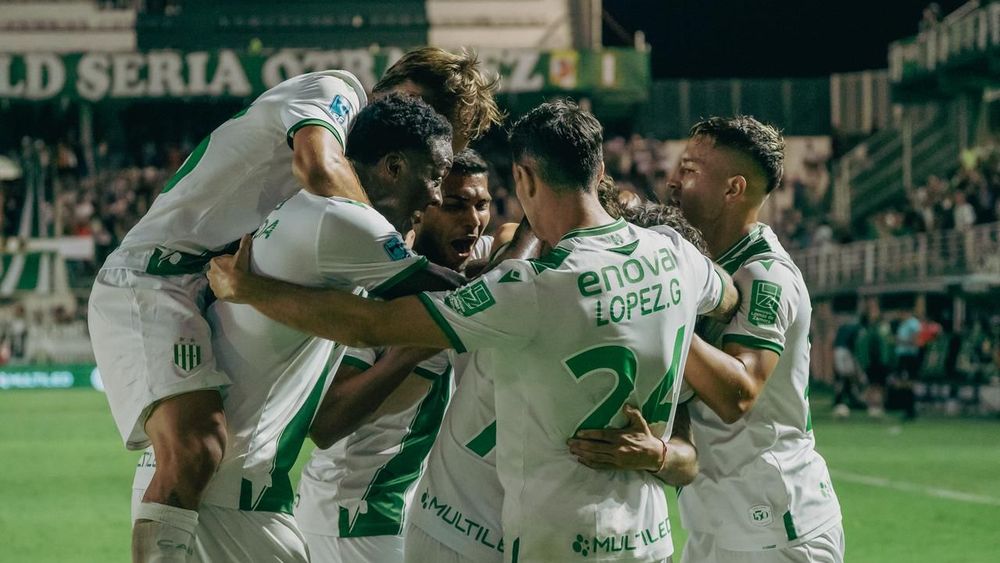 Abrazados a una ilusión: Banfield no se baja de la pelea. Abrazados a una ilusión: Banfield no se baja de la pelea.