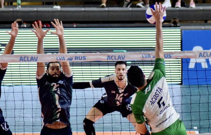 Acosta remata ante el bloqueo de Policial.