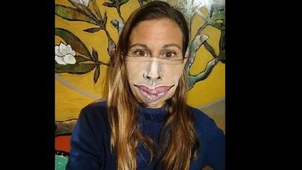 Flor, con su primer barbijo, hecho de madrugada.