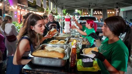 Habrá puestos de comidas, bebidas y postres. Habrá puestos de comidas, bebidas y postres.