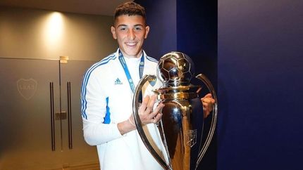 Brey, con el trofeo de la Liga Profesional.