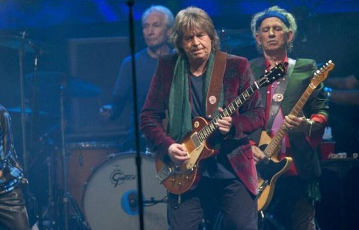 Mick Taylor, con la guitarra en cuestión.