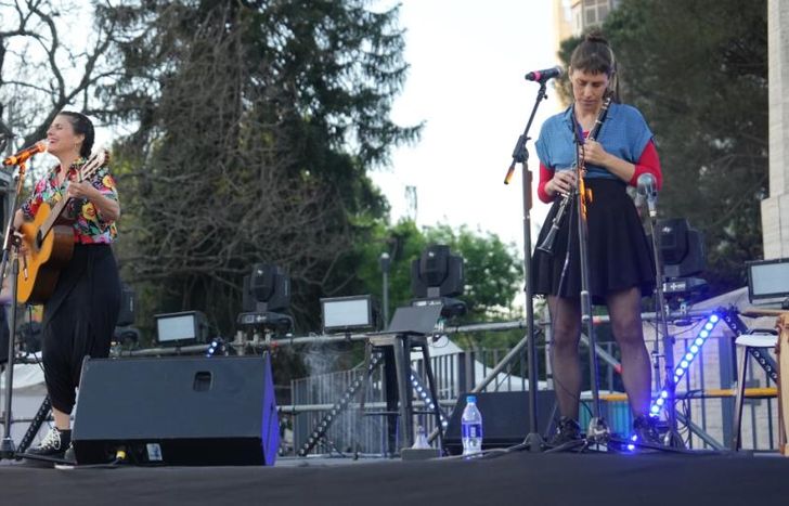 Restu Trío fue la primera banda que se subió al escenario de la Plaza Grigera.