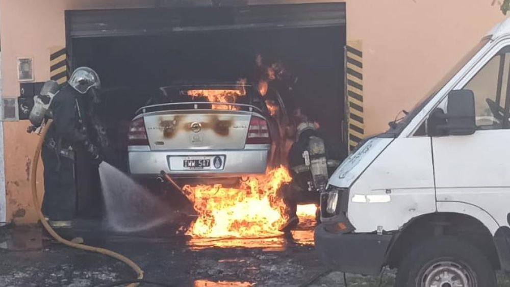 Dos dotaciones y seis bomberos intervinieron para apagar el incendio.