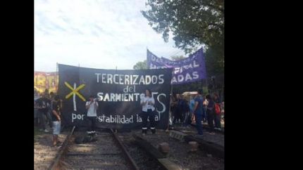 corte de vias en el tren sarmiento por despidos
