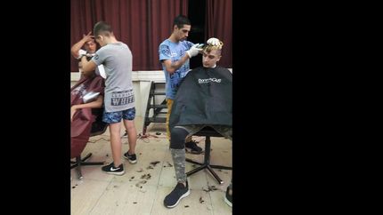 banfield: a cambio de alimentos para donar cortan el pelo