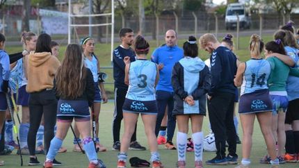 Martín Gallo junto al plantel de Temperley. Martín Gallo junto al plantel de Temperley.