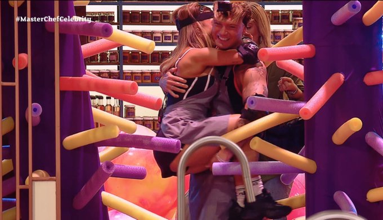 Ian Lucas rescatando a Evangelina Anderson. 