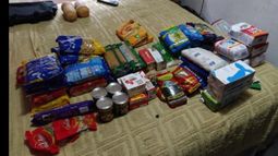 arman bolsas con alimentos para distribuir entre las familias del barrio.