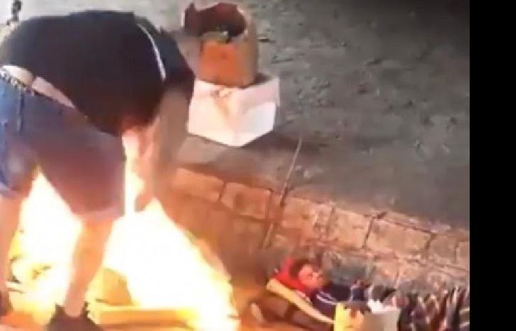 se bajó del auto para rocierlo con combustible y prenderlo fuego.