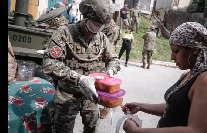 el Ejército realiza tareas de asistencia, como entrega de alimentos y instalación de antenas de telefonía.