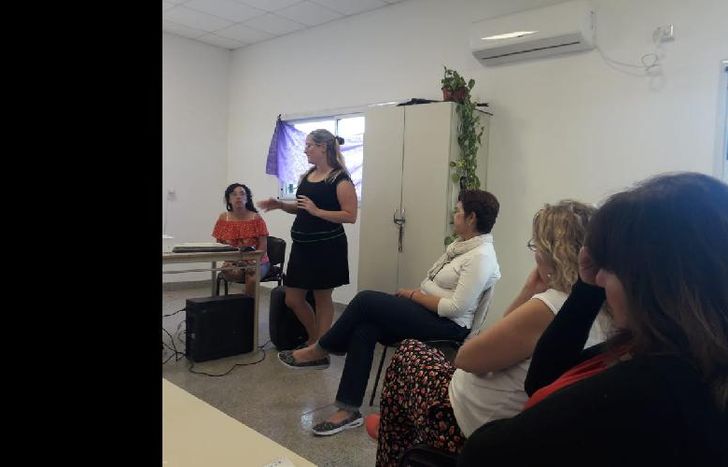 Las mujeres concurren cuando pueden y un profesor las guía.