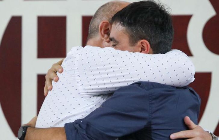 Nicolás Russo y Luis Chebel se funden en un emotivo abrazo.