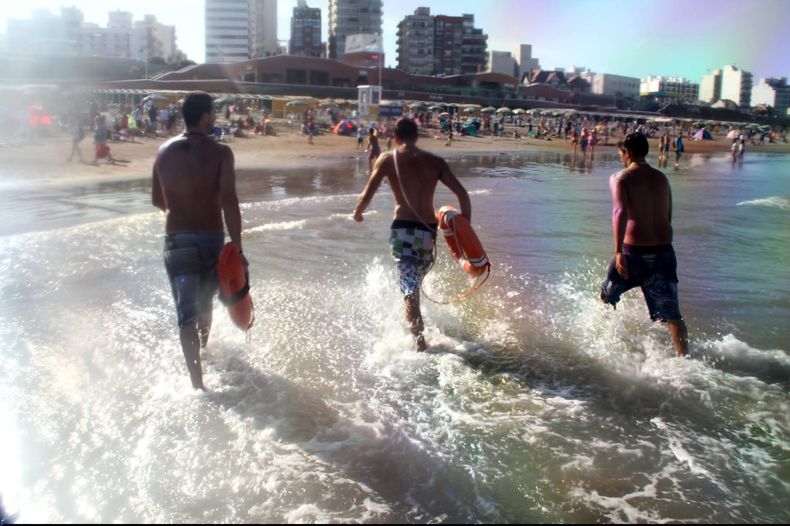 En verano, miles de turistas llegan a Mar del Plata. Los guardavidas, atentos a cada movimiento.