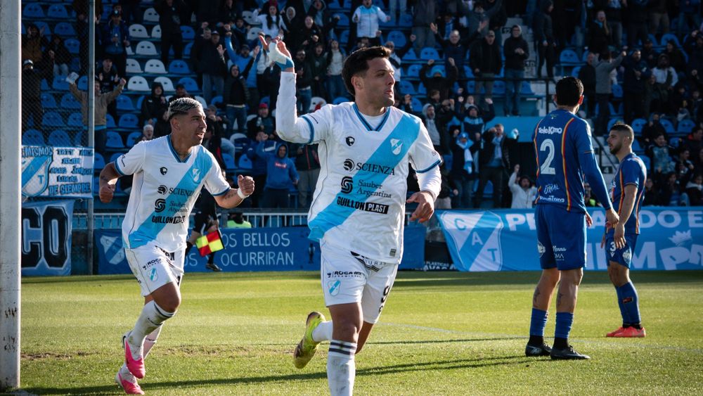 Marcos Echeverría se despachó con un doblete para la gran victoria de Temperley.