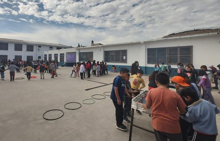 Para Daniella y Santiago, su trabajo va mucho más allá de enseñar contenidos curriculares.