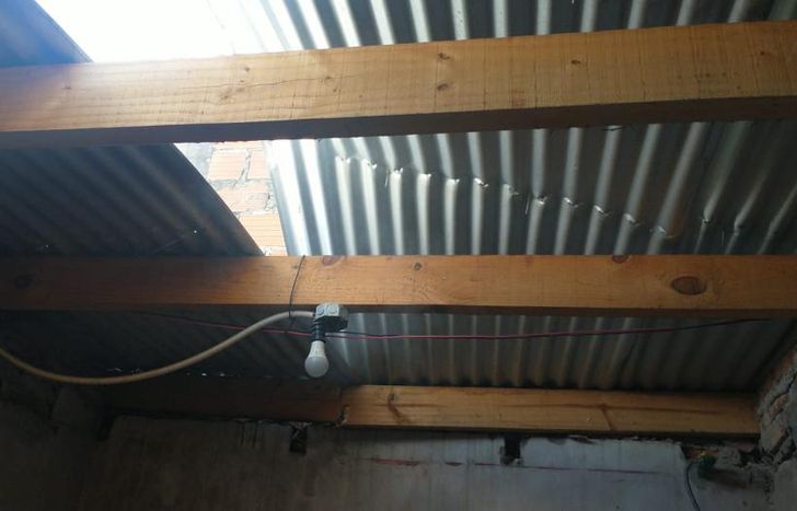 Así quedó el techo tras la explosión.
