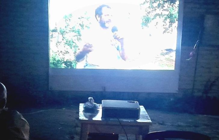 Este jueves 5 a las 19.30 vuelve la proyección de películas a la biblioteca.