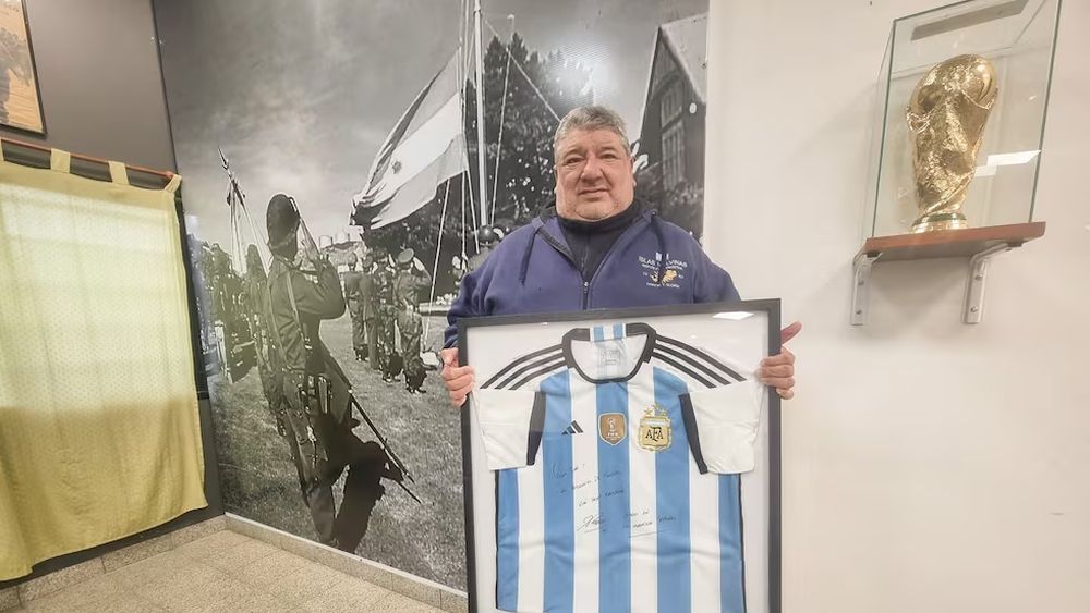 Los Veteranos de Lomas tienen una camiseta firmada por Rodrigo De Paul.