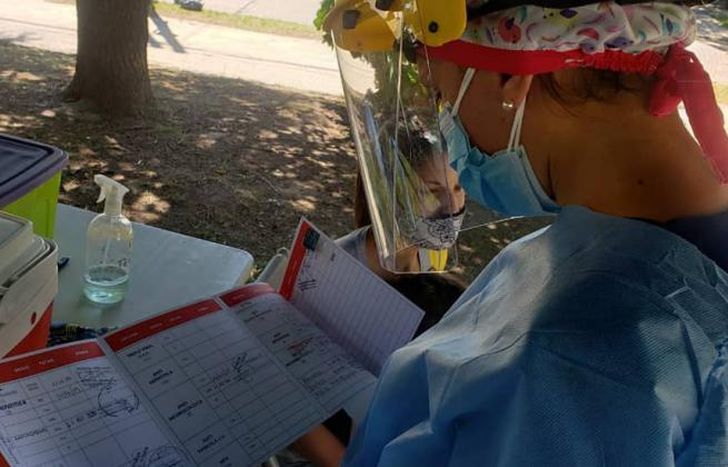 Los vacunadores revisan la libreta sanitaria.