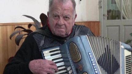 Cacho y el acordeón. Como dos amigos, inseparables.