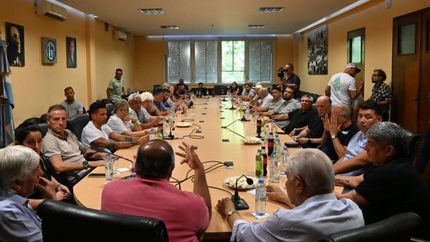 Reunión clave entre sindicatos y empresarios.