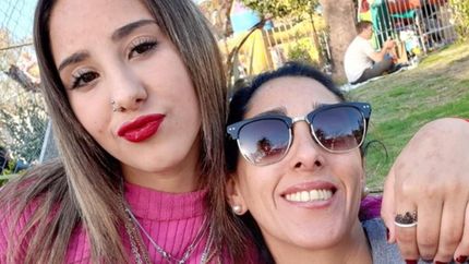 Lara Fernández junto a Laura, su mamá.